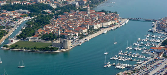 Foto aerea della Città Vecchia e Porto di Trogir