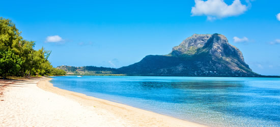 Ile aux Benitiers con Le Morne Brabant in lontananza