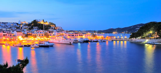 La città e il porto di Skiathos alla notte
